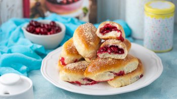 Рецепт ідеальних пиріжків з вишнями на здобному тісті