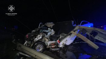 На Львівщині зіткнулись бус та вантажівка: один з водіїв перебуває у важкому стані