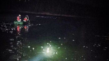 На Львівщині рятувальники витягли собаку з-під криги в озері