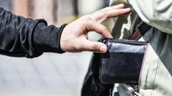 Пограбування у кафе: у центрі Львова зловмисник поцупив гаманець у дівчини