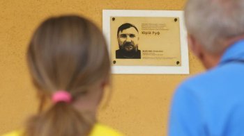 Меморіальна таблиця загиблому воїну