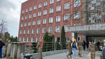 Військові та цивільні біля ВЛК у Львові, фото «Суспільного»