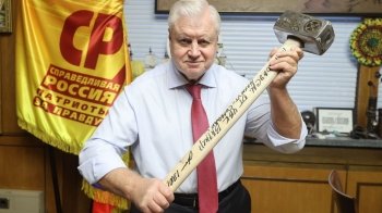 «Проб'є діру у нацистській ідеології»: депутат Держдуми РФ отримав у подарунок від Пригожина кувалду