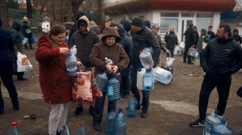 Окупанти поливають газони у Маріуполі, допоки люди не мають що пити