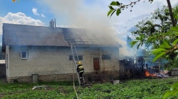 У Глинянах горіла дерев’яно-цегляна господарська будівля