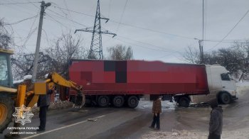 У Львові фура заблокувала проїзд Трактом Глинянським