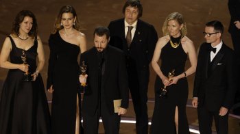 Український режисер Мстислав Чернов, продюсерка Рані Аронсон-Рат, Василіса Степаненко та Євген Малолєтка, лауреати премії  “Оскар” за найкращий документальний повнометражний фільм “20 днів у Маріуполі”