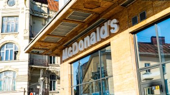 Черги та безперервні замовлення: фото- та відеорепортаж з McDonald`s  у перший день роботи у Львові