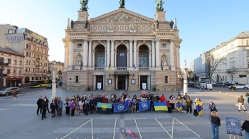 У центрі Львова вшанували четверту річницю трагедії у Маріупольському драмтеатрі