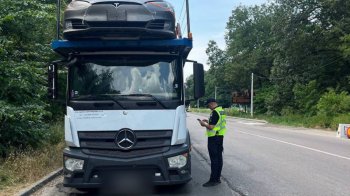 Понад 300 водіїв фур порушили обмеження руху дорогами Львівщини через спеку