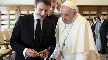 У Польщі підозрюють, що Макрон подарував Папі Римському книгу, яку викрали з бібліотеки Львова