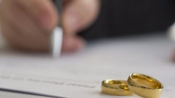 У Львові засудили жінку за фіктивний шлюб для виїзду родича за кордон