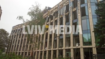 Звук битого скла, розгубленість та небайдужість: репортаж із місця ракетного удару у Львові