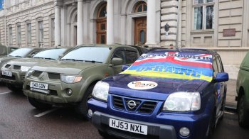 Британські благодійники привезли на Львівщину 35 позашляховиків для ЗСУ