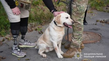 На Львівщині собаки допомагають відновлюватись пораненим на війні поліцейським