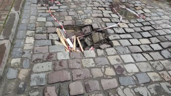 Стало ще гірше: яма на дорозі, на яку скаржилися львів’яни, стала більшою