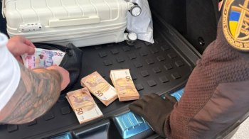 Митники на Львівщині знайшли у водія Mercedes понад 5 тис. євро