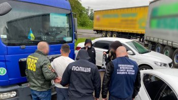 Спіймали «на гарячому»: на кордоні затримали чоловіка, який пропонував хабар прикордонникам