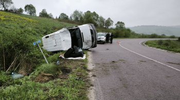 У Самбірському районі на трасі перекинувся мікроавтобус