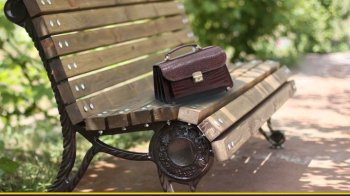 У Бродах поліцейський повернув власнику загублену сумку, у якій було 15 тисяч євро