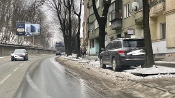 У Львові містяни скаржаться на нерозчищені від снігу велосмуги