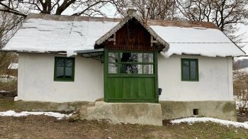 На Львівщині відреставрували столітню хату: тепер в ній живуть кияни  