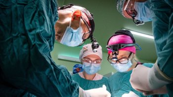 Понад 75 годин операцій: медики з США провели благодійну місію у львівському “Охматдиті”