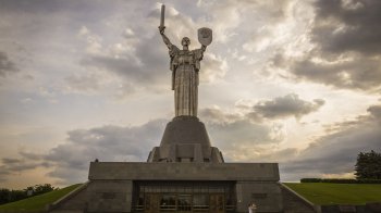 Замінять на тризуб: у Києві почали процес демонтажу радянського герба з Батьківщини-матері
