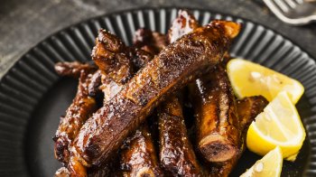 Як приготувати хрусткі глазуровані ребра: страва для всієї сім’ї