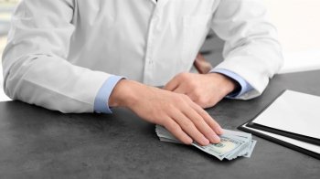 Лікаря ВЛК на Львівщині засудили за отримання хабаря