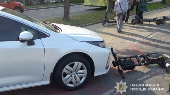 У Львові 13-річний хлопець на електросамокаті врізався у Toyota та потрапив до лікарні