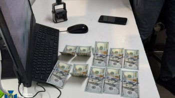 Брав відкати за незадекларовану валюту: на Львівщині затримали інспектора митниці