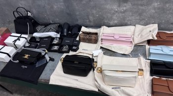 На кордоні на Львівщині затримали брендові речі та парфуми на 900 тисяч гривень