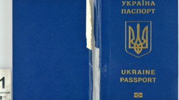 Українку з розірваним паспортом зупинили на кордоні з Львівщиною