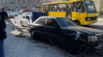 У центрі Львова водій під наркотиками зніс металевий паркан