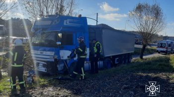 Біля Львова зіткнулися BMW X7 та вантажівка: водія вантажівки затиснуло у кабіні