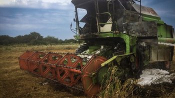 На Самбірщині під час роботи на полі загорівся комбайн