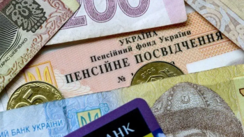 Пенсіонерам можуть «заморозити» виплати на картку: що з цим робити