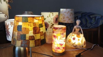 Львів’янка створює унікальний папір з сушеними рослинами. Фото Суспільного