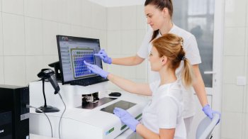 Перинатальний центр пропонує батькам перевірити новонароджених дітей на відсутність генетичних патологій