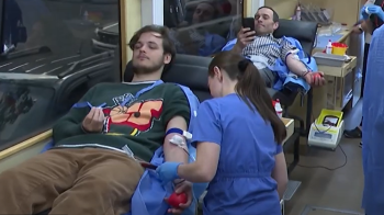 Донори крові у мобільному пункті збору