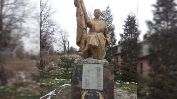 Декомунізація на Львівщині: знесуть ще один пам’ятник радянському солдату, а дві братські могили перенесуть на кладовища