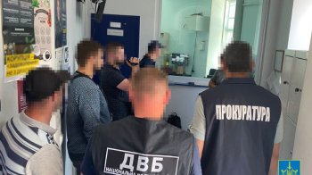 1300 дол. США: на Львівщині викрито правоохоронця на хабарі