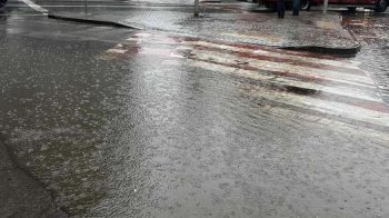 «Люди перестрибують на проїжджу частину»: львів’яни скаржаться на затоплені пішохідні переходи