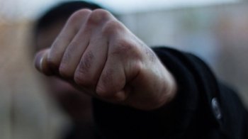 На Львівщині чоловік на камеру побив 62-річну жінку через нібито крадіжку кукурудзи з поля