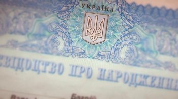 Жінка продавала фальшиві свідоцтва про народження дітей зі Львівщини для виїзду чоловіків за кордон