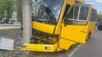 На Сихові маршрутка в’їхала в електроопору через інше авто