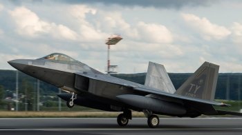 Китай продовжує шпигувати за США: у небі поблизу Аляски американський винищувач збив невідомий об'єкт