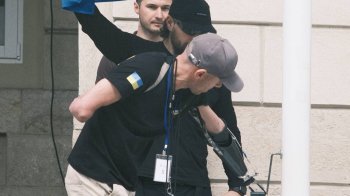 Ветеран з ампутацією рук і ніг підняв прапор до 770-річчя Львова