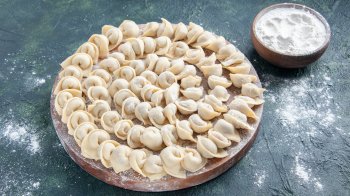 Домашні пельмені, які не зрівняються з магазинними: простий рецепт із соковитою начинкою